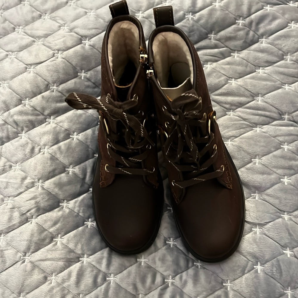UGG size 7.5 Women’s Hapsburg hiker.